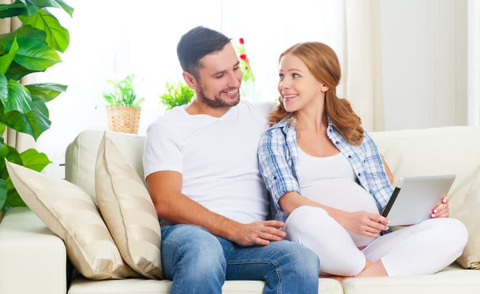  pregnant mom and dad with tablet