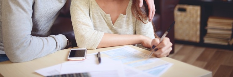  couple à l'intérieur de la maison remplir une déclaration de revenus, un plan budgétaire